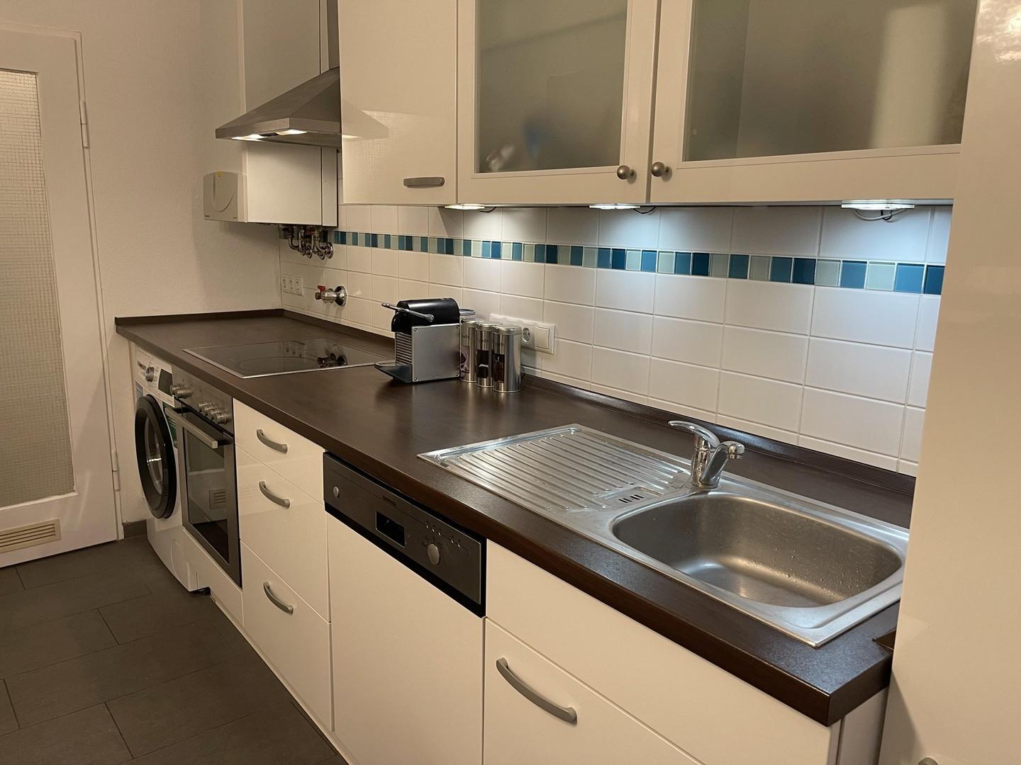 Küche mit Geschirrspüler