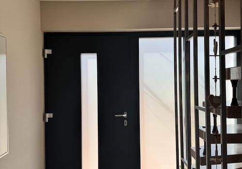 Treppenhaus mit Haustür