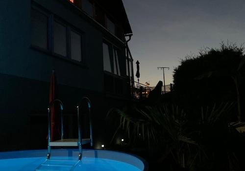 Poolanlage bei Nacht