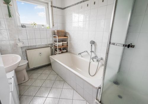 WC mit Wanne und Dusche