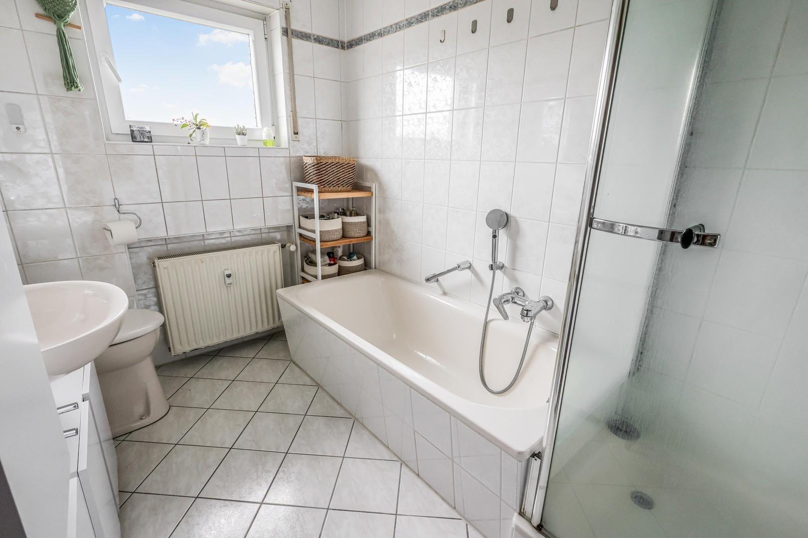 WC mit Wanne und Dusche