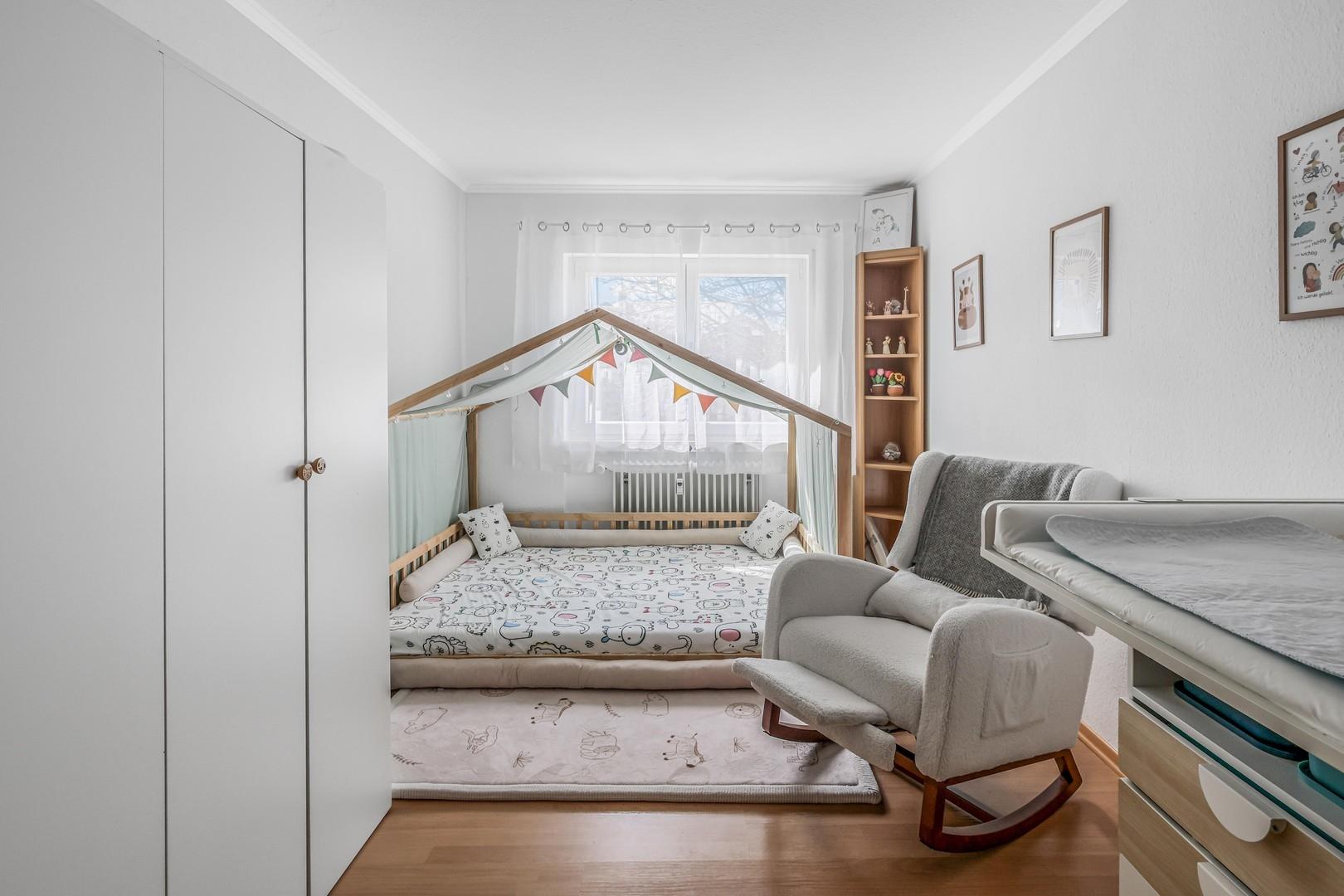 Kinderzimmer Richtung Fenster