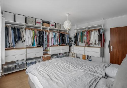 Schlafzimmer + offener Schrank