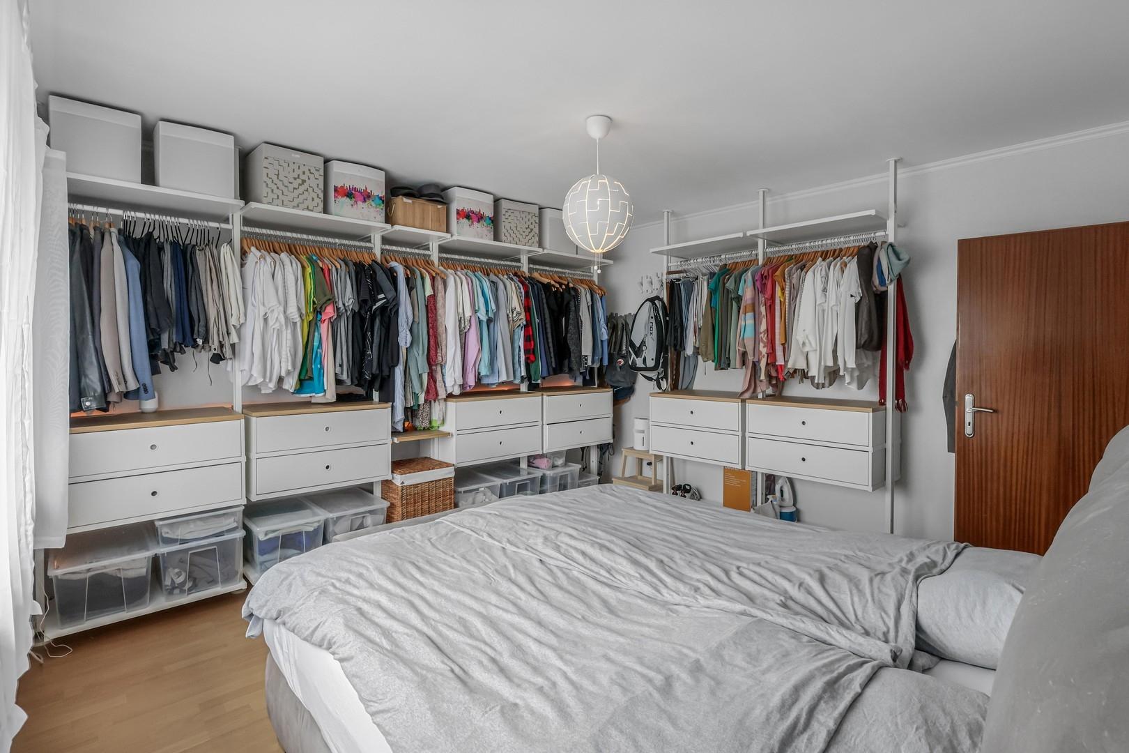 Schlafzimmer + offener Schrank