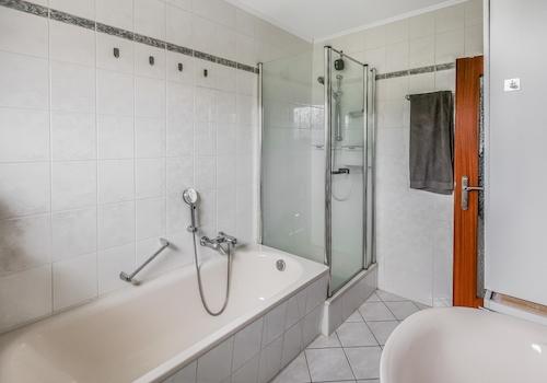 Dusche im Badezimmer