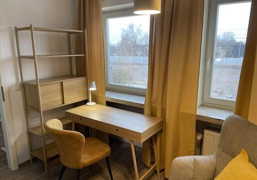 Schreibtisch mit Regal