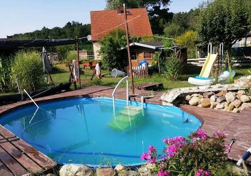 Blick auf Pool und Gartenhaus