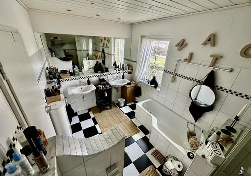 Bad mit Wanne und Dusche OG