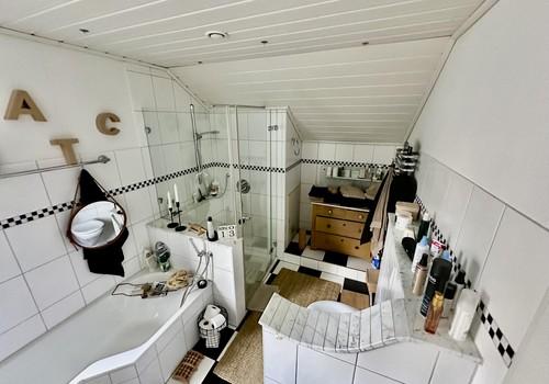 Bad mit Wanne und Dusche OG