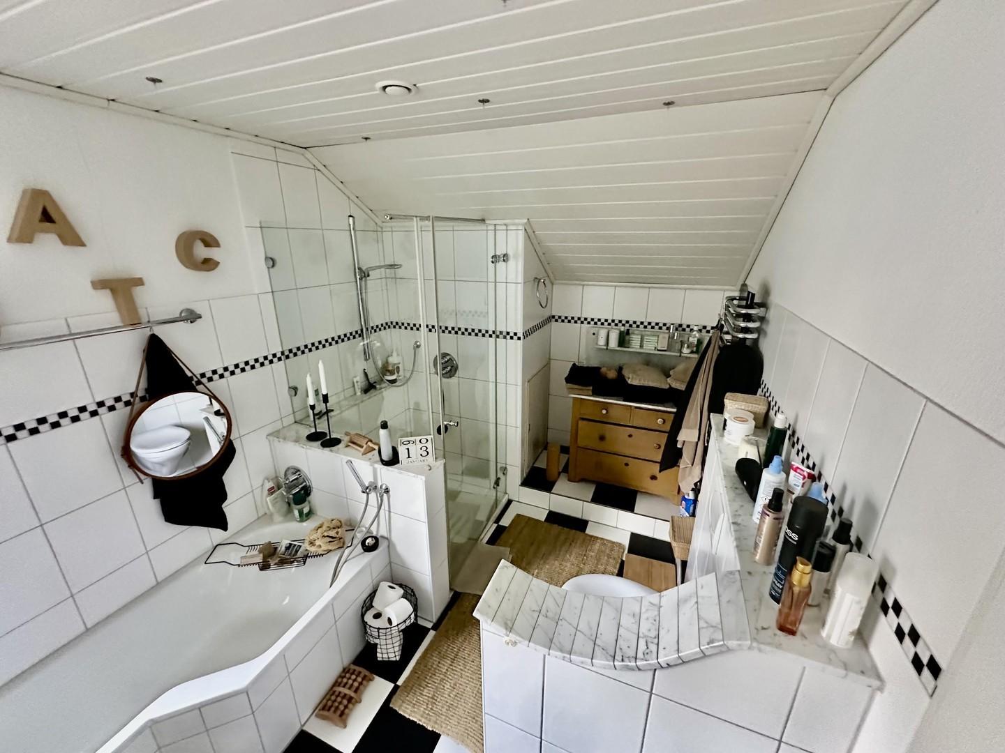 Bad mit Wanne und Dusche OG