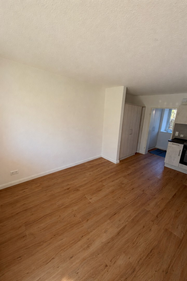 Wohnzimmer mit Einbauschränken