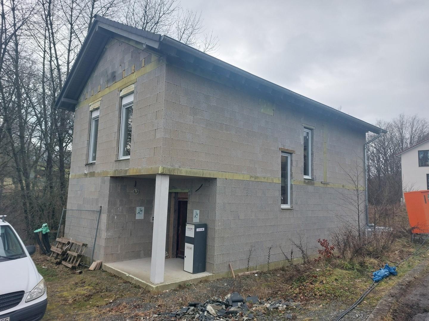 Eingang und Einstellplatz