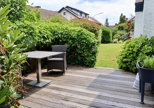 Holzterrasse vor der Küche