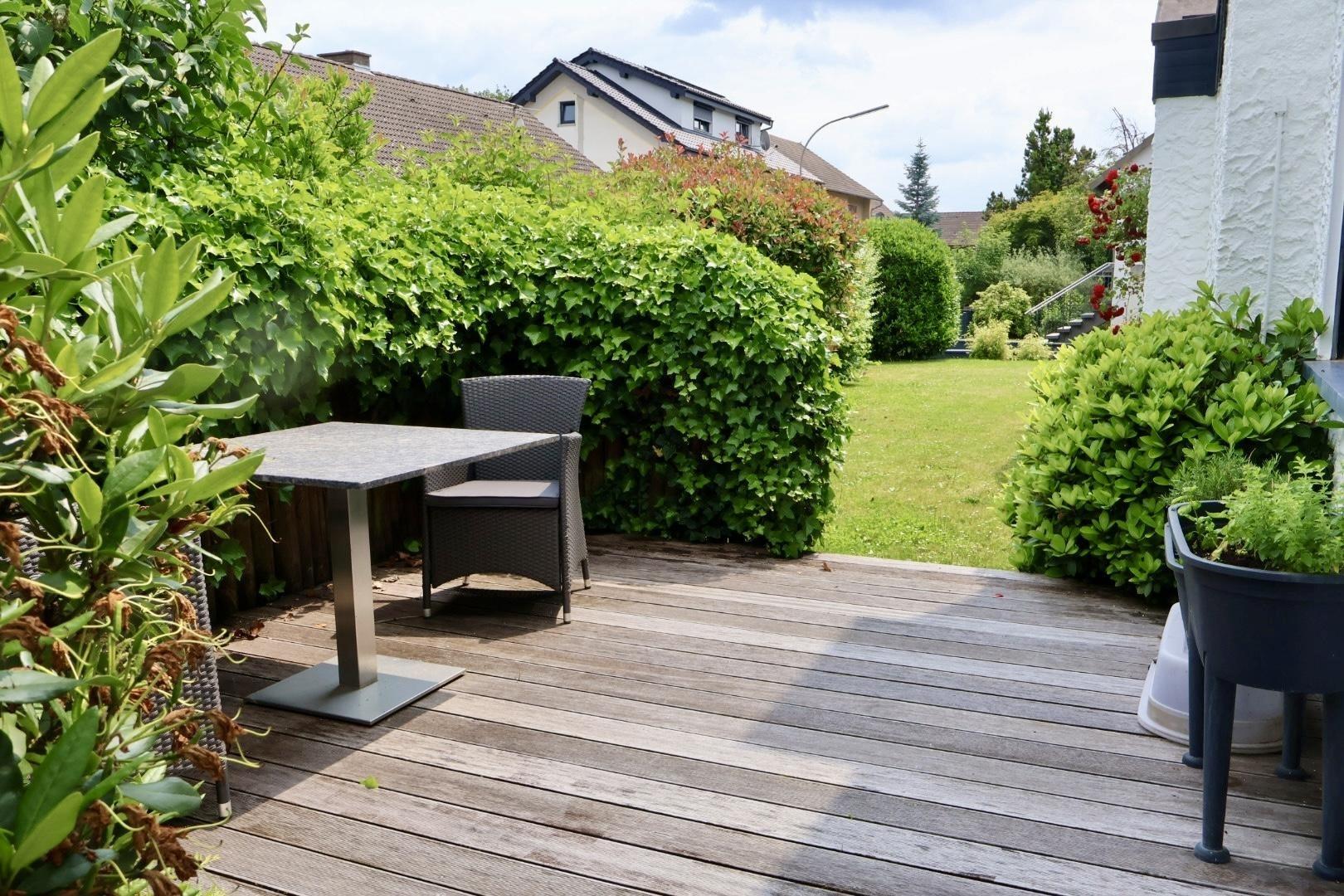 Holzterrasse vor der Küche