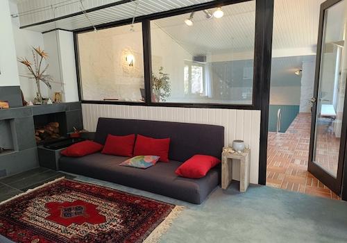 Blick Wohnraum zum Pool