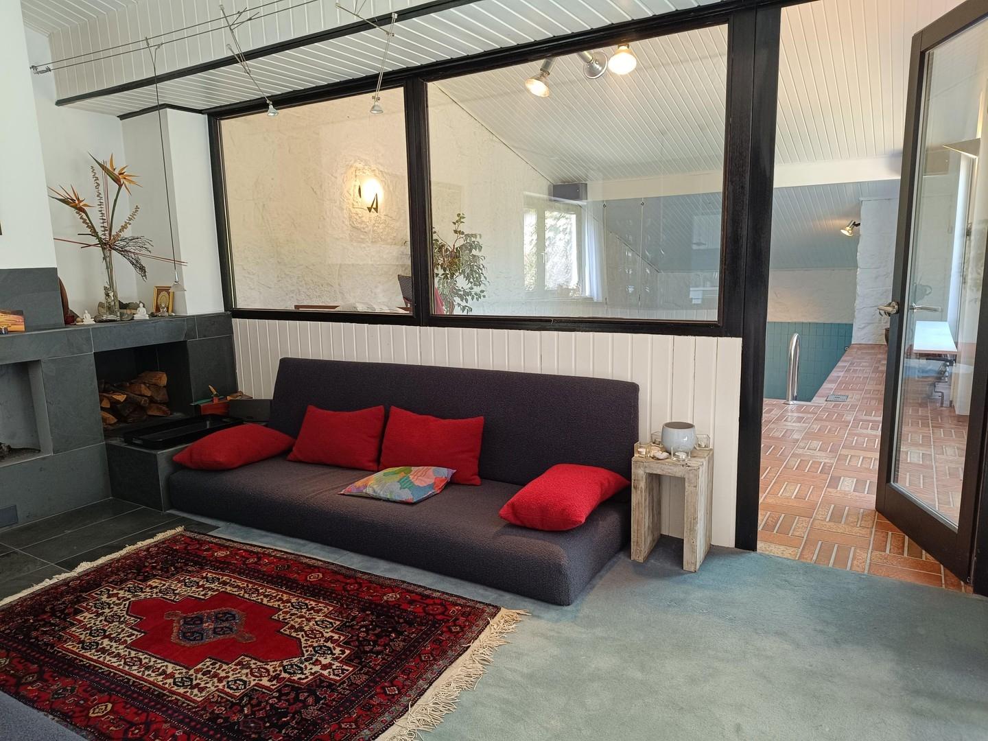 Blick Wohnraum zum Pool