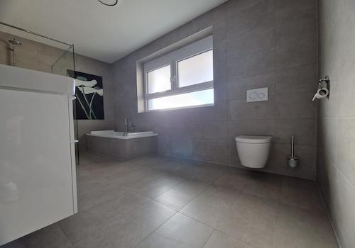 Modernes Tageslichtbad