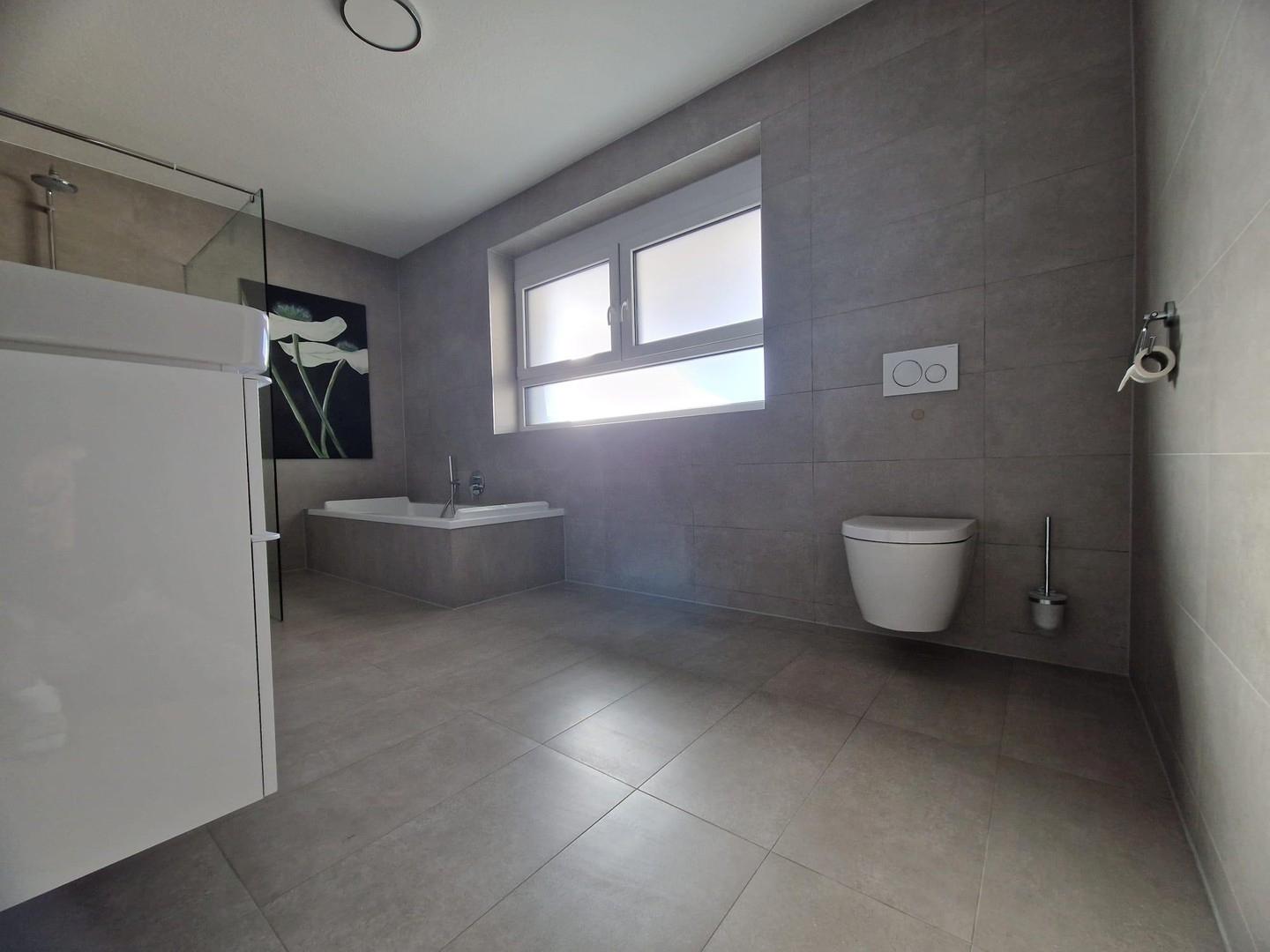 Modernes Tageslichtbad