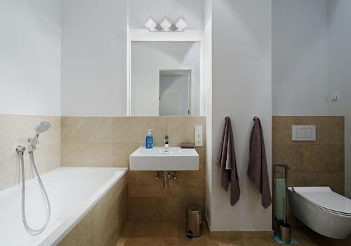 Hauptbad mit Badewanne