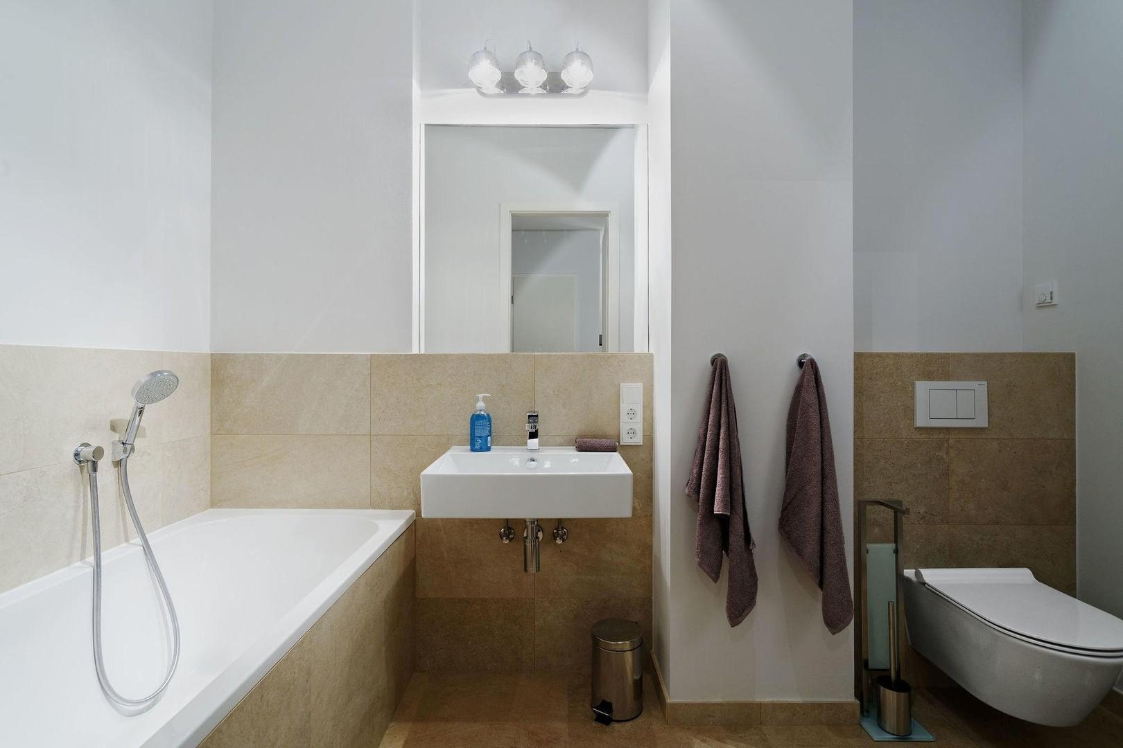 Hauptbad mit Badewanne