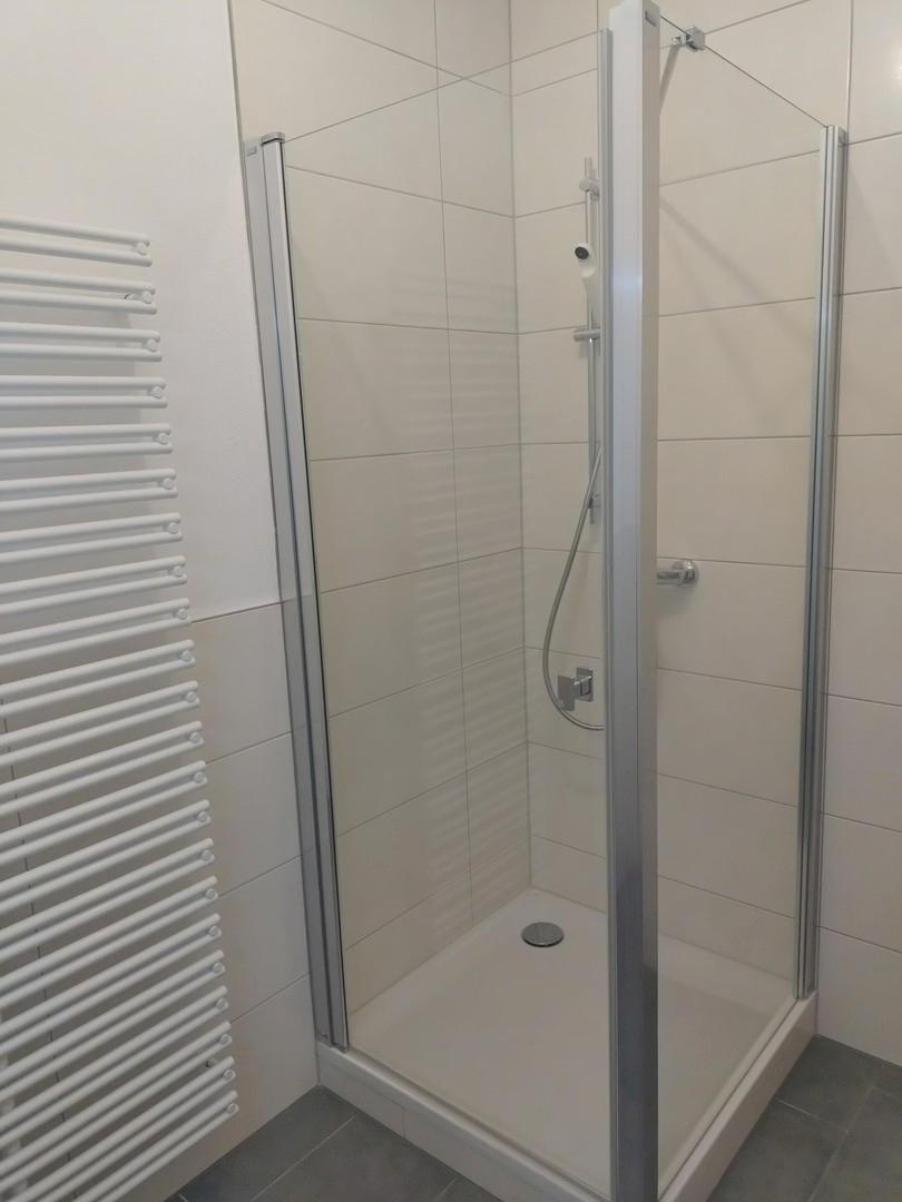 große Duschkabine