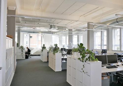 im Büro, 637m²