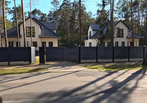 Blick auf beide Häuser