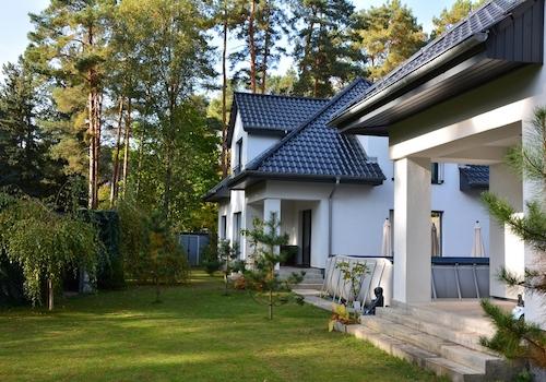 Blick von Haus links zu rechts