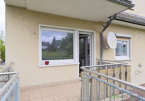 überdachter Balkon zum Garten