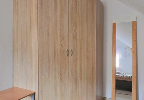 Kleiderschrank und Spiegel