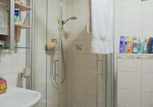 Dusche und Bidet im Bad