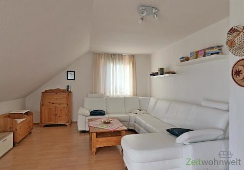 weißes Ecksofa im Wohnzimmer