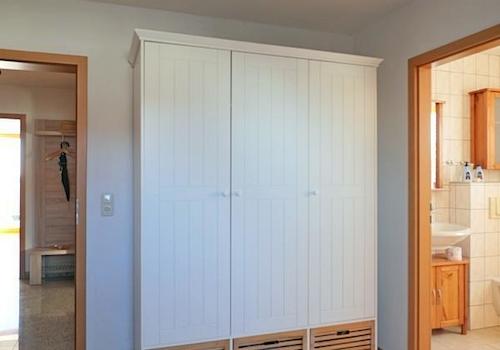 großer Kleiderschrank