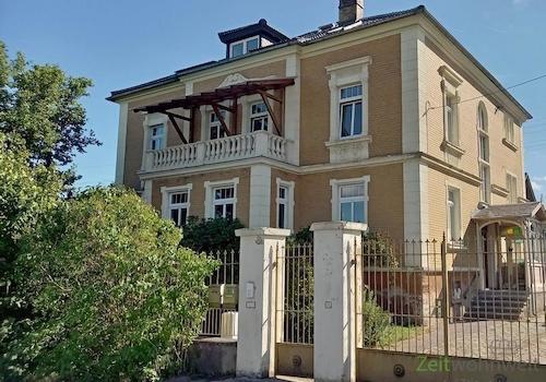 Außenansicht mit Balkon