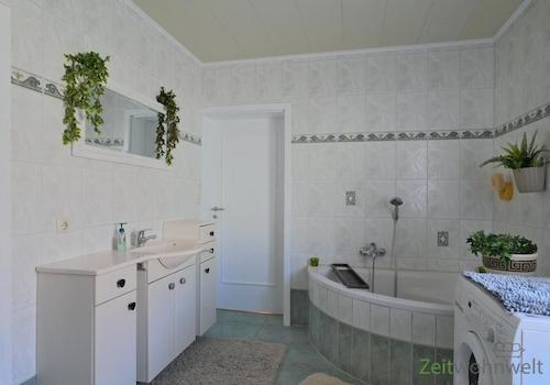 Waschtisch und Eckwanne