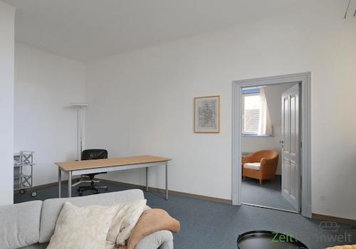 Blick zu Schreibtisch und Schlafzimmer