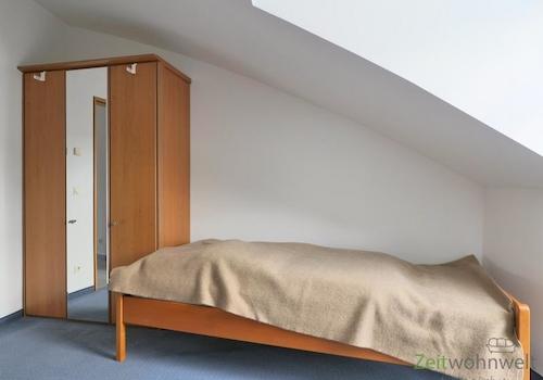 Kleiderschrank und linkes Bett