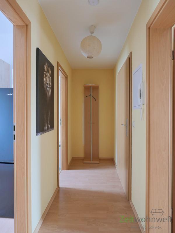 Wohnungsflur mit Garderobe