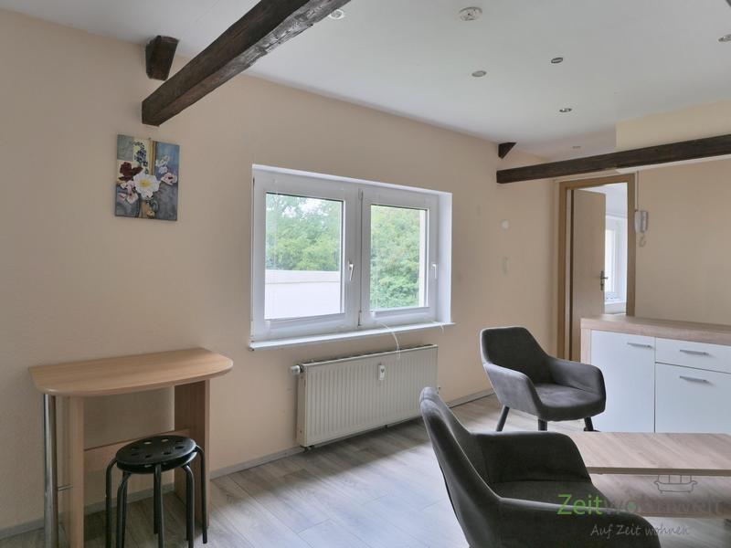 Blick zu Fenster und Schlafzimmer