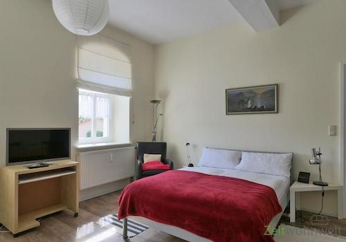 Blick zu TV und Bett