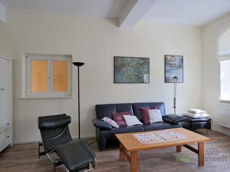 Kleiderschrank und Sofa