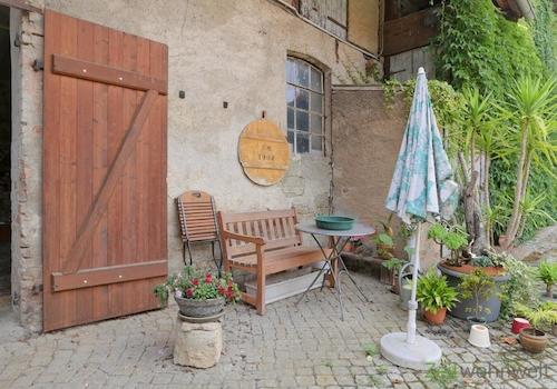 eine der vielen Sitzecken im Innenhof