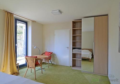 Kleiderschrank und Terrassenmöbel