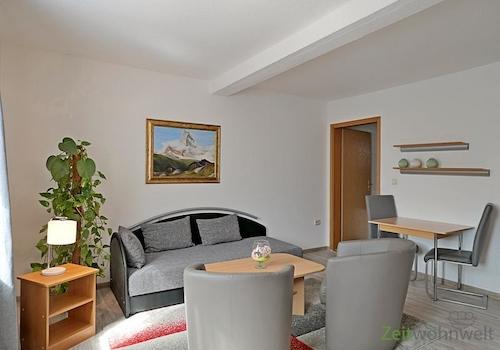 Sofa, Sessel und Esstisch