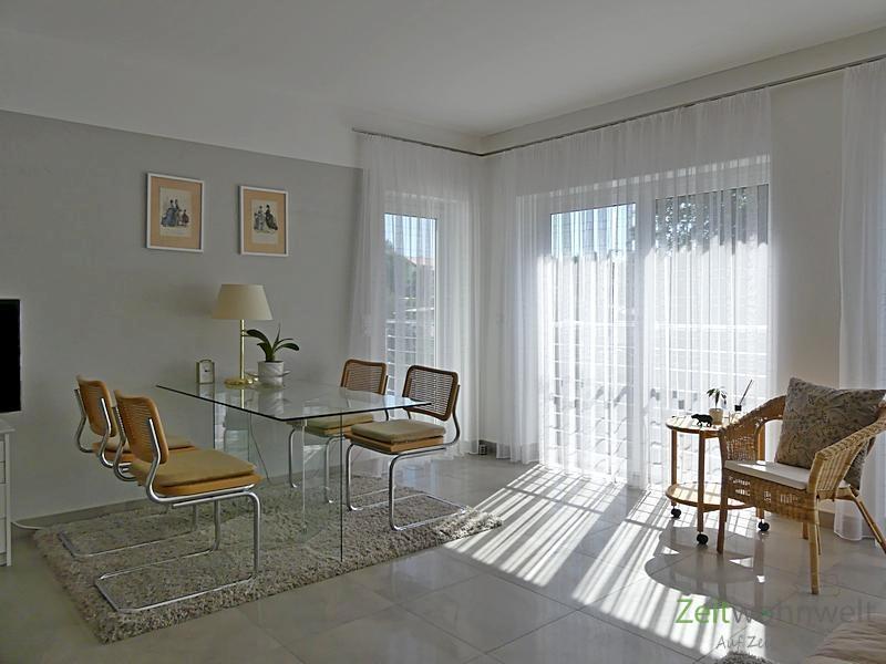 Wohnzimmertisch und Balkonausgang