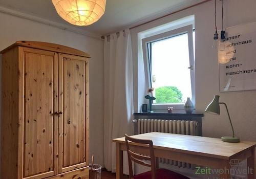 Kleiderschrank im Arbeitszimmer