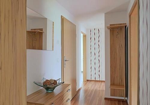 Wohnungsflur mit Garderobe