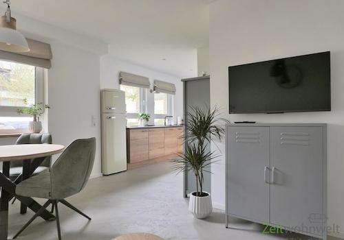 Blick zu TV und Küchennische