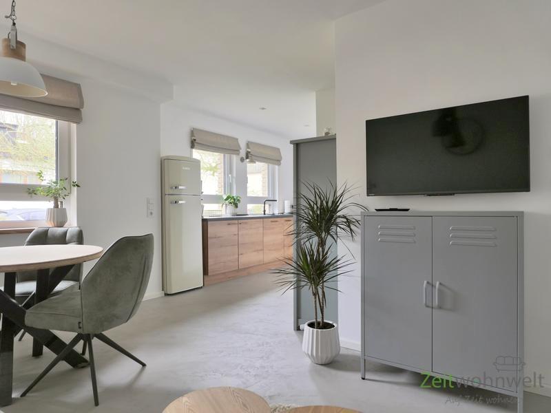 Blick zu TV und Küchennische