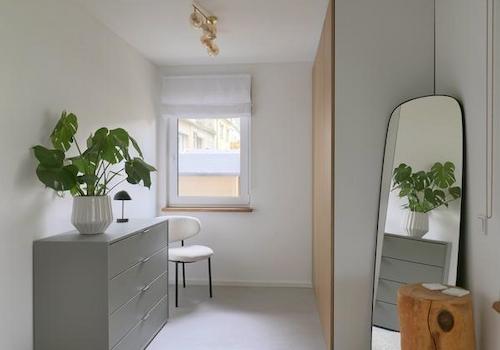 Standspiegel und Schlafzimmerschrank